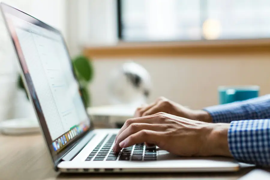 Rad na laptopu - online knjigovodstvo